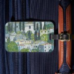 Kirche (Kirche) in Cassone von Gustav Klimt Gepäckanhänger<br><div class="desc">Kirche in Cassone - Landschaft mit Zypressen (alias Kirche in Cassone - Landschaft mit Zypressen) (1913) von Gustav Klimt ist eine Vintage Viktorianische Kunstmalerei der Ära mit einer Kirche in Cassone mit umliegenden Gebäude und Zypressen am Rande des Gardasees. Über den Künstler: Gustav Klimt (1862-1918) war ein österreichischer Symbolik-Maler und...</div>