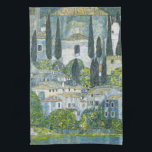 Kirche (Kirche) in Cassone von Gustav Klimt Geschirrtuch<br><div class="desc">Kirche in Cassone - Landschaft mit Zypressen (alias Kirche in Cassone - Landschaft mit Zypressen) (1913) von Gustav Klimt ist eine Vintage Viktorianische Kunstmalerei der Ära mit einer Kirche in Cassone mit umliegenden Gebäude und Zypressen am Rande des Gardasees. Über den Künstler: Gustav Klimt (1862-1918) war ein österreichischer Symbolik-Maler und...</div>