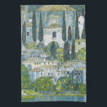 Kirche (Kirche) in Cassone von Gustav Klimt Geschirrtuch<br><div class="desc">Kirche in Cassone - Landschaft mit Zypressen (alias Kirche in Cassone - Landschaft mit Zypressen) (1913) von Gustav Klimt ist eine Vintage Viktorianische Kunstmalerei der Ära mit einer Kirche in Cassone mit umliegenden Gebäude und Zypressen am Rande des Gardasees. Über den Künstler: Gustav Klimt (1862-1918) war ein österreichischer Symbolik-Maler und...</div>