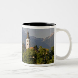 Kirche Mariä Himmelfahrt auf einer Insel im See Zweifarbige Tasse