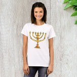 Kirche Menorah T-Shirt<br><div class="desc">Eine Kirche menorah in Gold mit vielen Kerzen. Dieses Design wirkt wirklich effektiv auf diesem Frauen-T - Shirt</div>