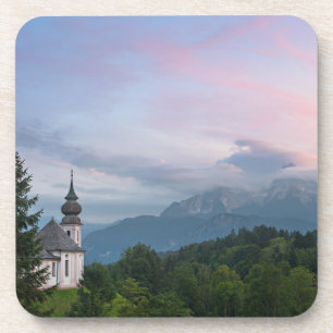 Kirche mit den Alpen bei Sonnenuntergang Getränkeuntersetzer