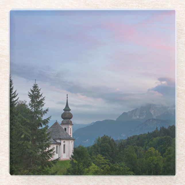 Kirche mit den Alpen bei Sonnenuntergang Glasuntersetzer (Vorderseite)