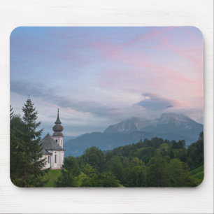 Kirche mit den Alpen bei Sonnenuntergang Mousepad