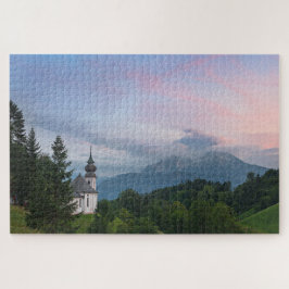 Kirche mit den Alpen Berge bei Sonnenuntergang