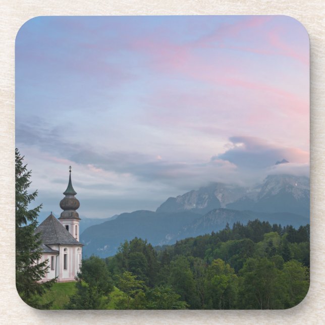 Kirche mit den Alpen Berge bei Sonnenuntergang Getränkeuntersetzer (Vorderseite)