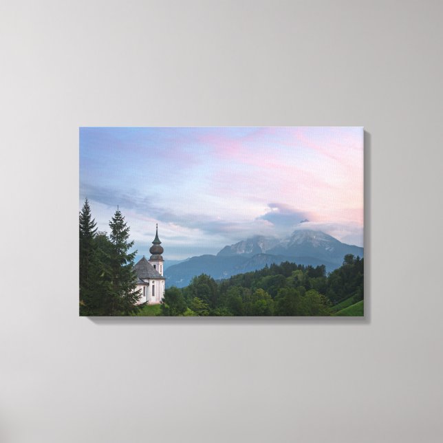 Kirche mit den Alpen Berge bei Sonnenuntergang Leinwanddruck (Vorderseite)