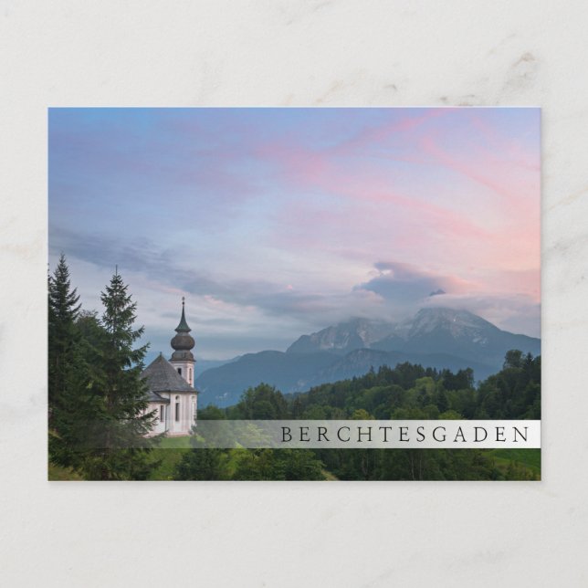 Kirche mit den Alpen Berge bei Sonnenuntergang Postkarte (Vorderseite)
