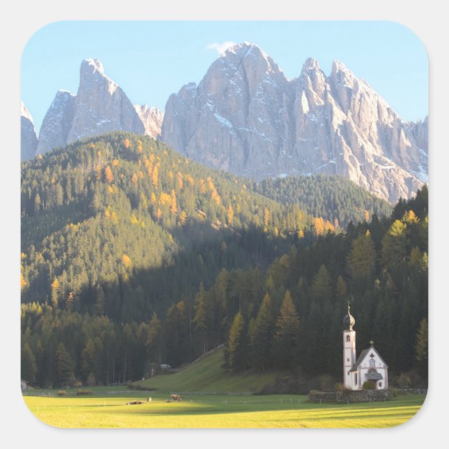 Kirche mit Dolomiten-Aufkleber Quadratischer Aufkleber (Vorderseite)