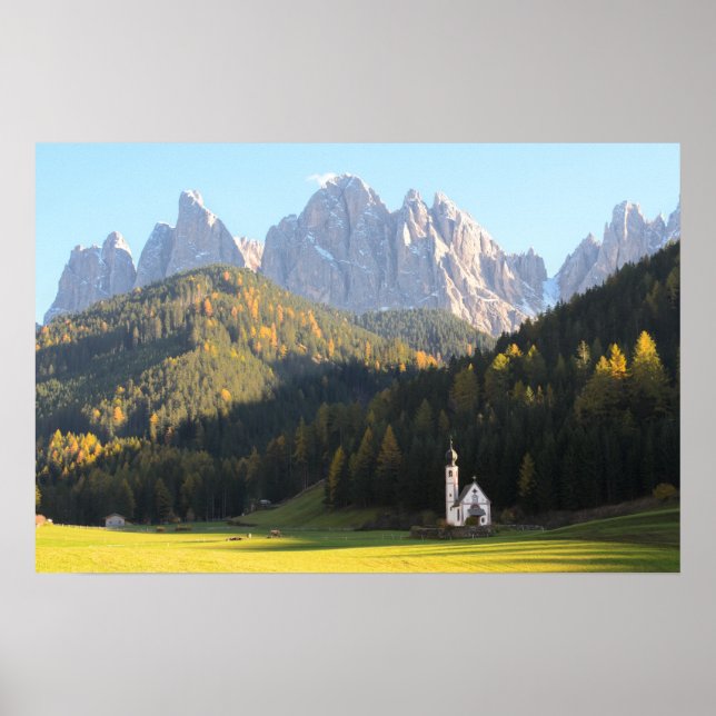 Kirche mit Dolomiten Berghang Poster (Vorne)