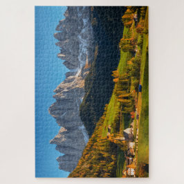 Kirche und Dorf mit Berglandschaft