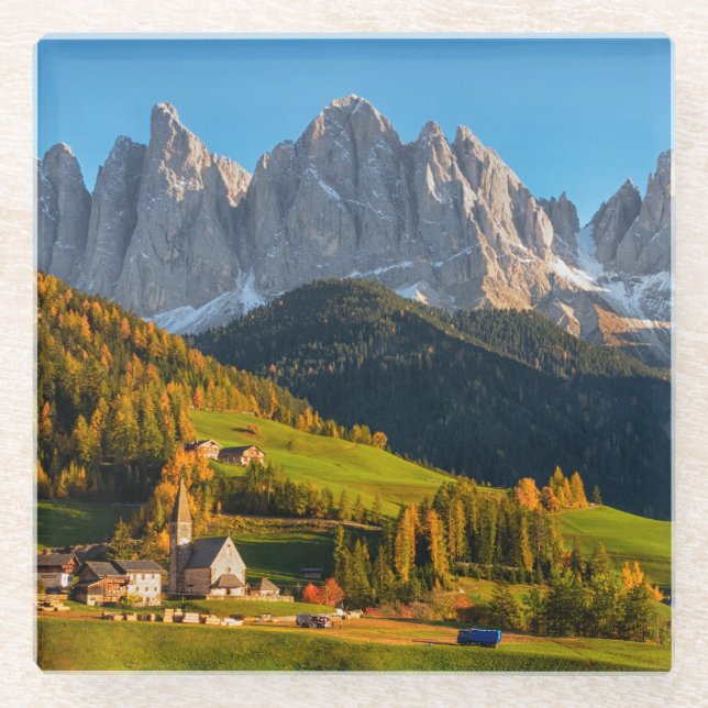 Kirche und Dorf mit Berglandschaft Glasuntersetzer (Vorderseite)