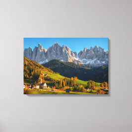 Kirche und Dorf mit Berglandschaft Leinwanddruck