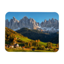 Kirche und Dorf mit Berglandschaft Magnet