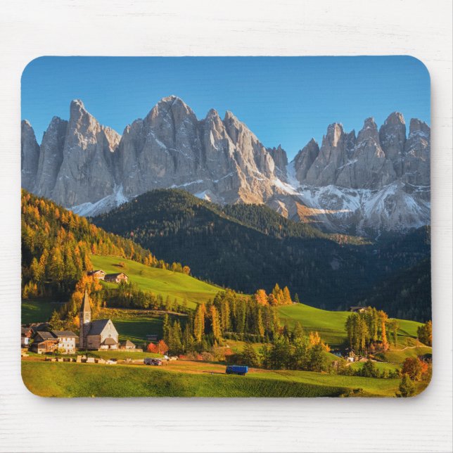Kirche und Dorf mit Berglandschaft Mousepad (Vorne)