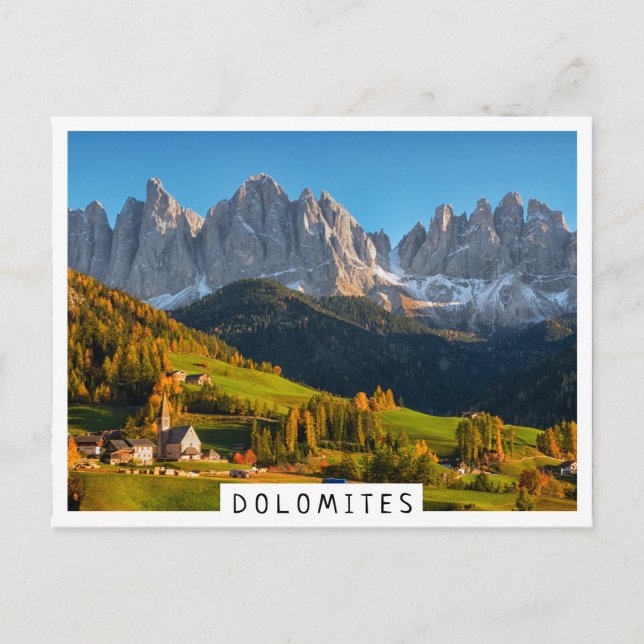 Kirche und Dorf mit Berglandschaft Postkarte (Vorderseite)