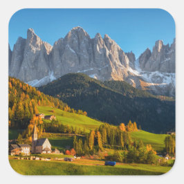 Kirche und Dorf mit Berglandschaft Quadratischer Aufkleber