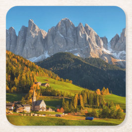 Kirche und Dorf mit Berglandschaft Rechteckiger Pappuntersetzer