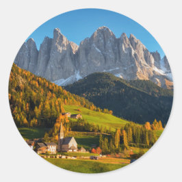 Kirche und Dorf mit Berglandschaft Runder Aufkleber