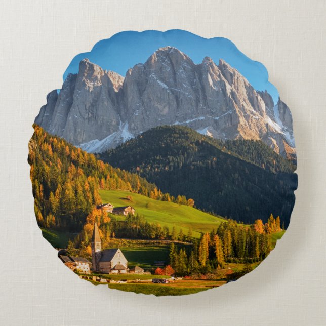 Kirche und Dorf mit Berglandschaft Rundes Kissen (Vorderseite)
