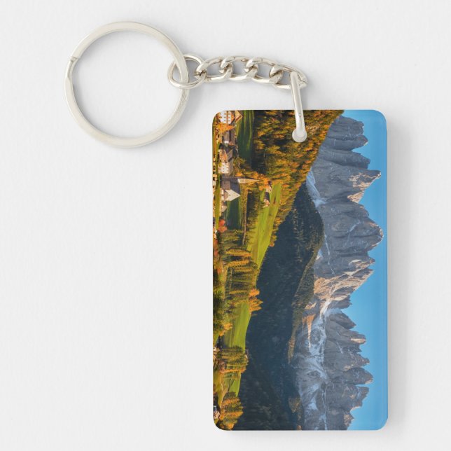 Kirche und Dorf mit Berglandschaft Schlüsselanhänger (Vorderseite)