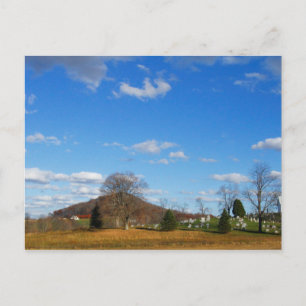Kirche und Friedhof unter blauem Himmel Postkarte