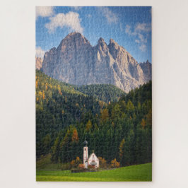 Kirche vor den Dolomiten in Italien