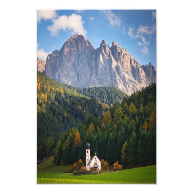 Kirche vor den Dolomiten in Italien Fotodruck (Vorne)