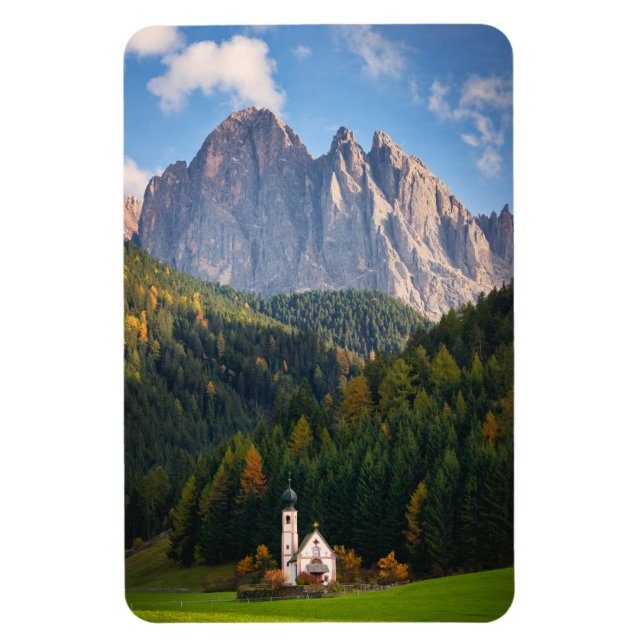 Kirche vor den Dolomiten in Italien Magnet (Vertikal)