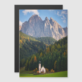 Kirche vor den Dolomiten in Italien Magneteinladung