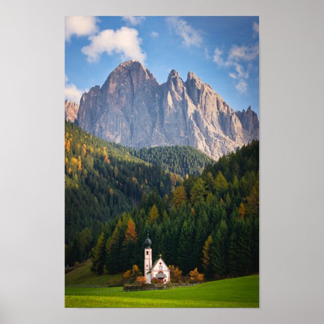 Kirche vor den Dolomiten in Italien Poster (Vorne)
