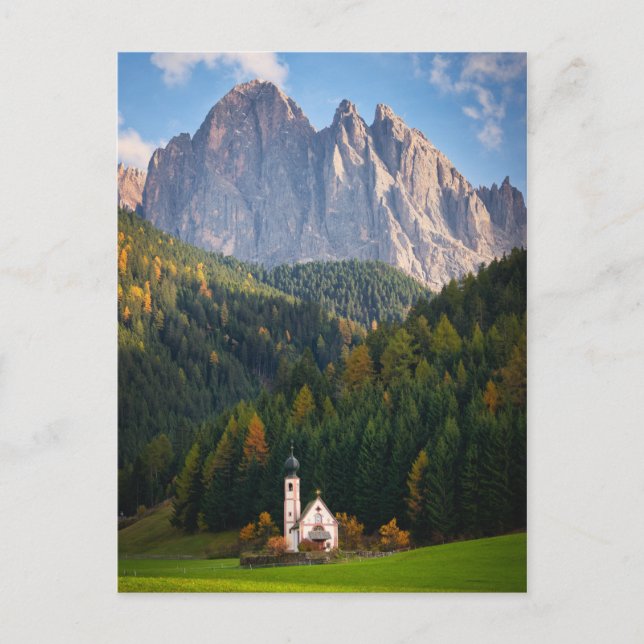 Kirche vor den Dolomiten in Italien Postkarte (Vorderseite)