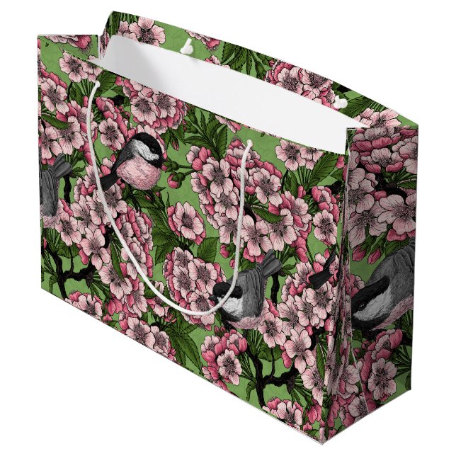 Kirschblüte und Kichererbsen auf Grün Große Geschenktüte (Rückseite Schrägansicht)