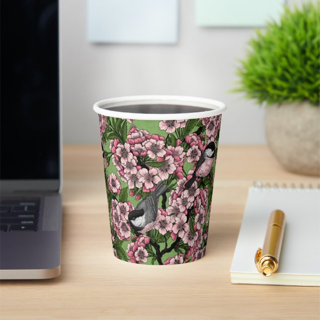 Kirschblüte und Kichererbsen auf Grün Pappbecher (InSitu)