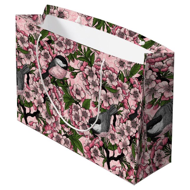 Kirschblüte und Kichererbsen auf rosa Große Geschenktüte (Rückseite Schrägansicht)