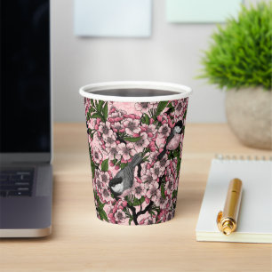 Kirschblüte und Kichererbsen auf rosa Pappbecher