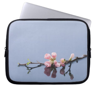 Kirschblüten auf Wasser Laptopschutzhülle