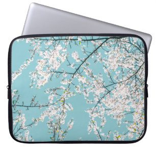 Kirschblüten: Türkiser Blumen-Trend Laptopschutzhülle