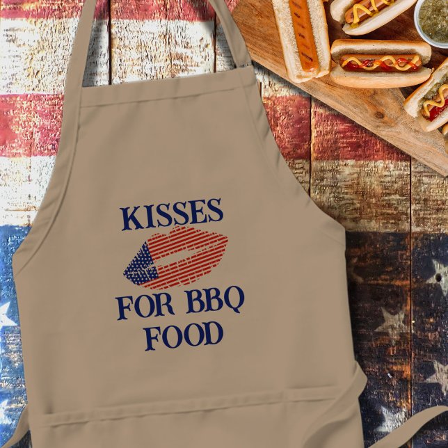 Kiss Me 4. Juli Unabhängigkeitstag Schürze (Kisses for BBQ Food Apron is the perfect apron to wear for guaranteed kisses at your next BBQ)