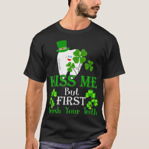 Kiss me Brush Ihr Zehn Zahnarzt St Patri T-Shirt