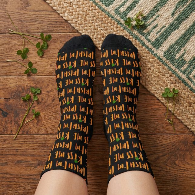 Kiss Me I bin Irish Athletic Crew Socks Socken (The perfect socks for your St. Paddy's pub crawl.)