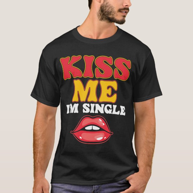 Kiss Me I Bin Single Liebe Relationship Valentines T-Shirt (Vorderseite)