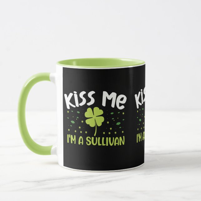 Kiss Me I bin Sullivan - Nachname Sullivan Tasse (Links)