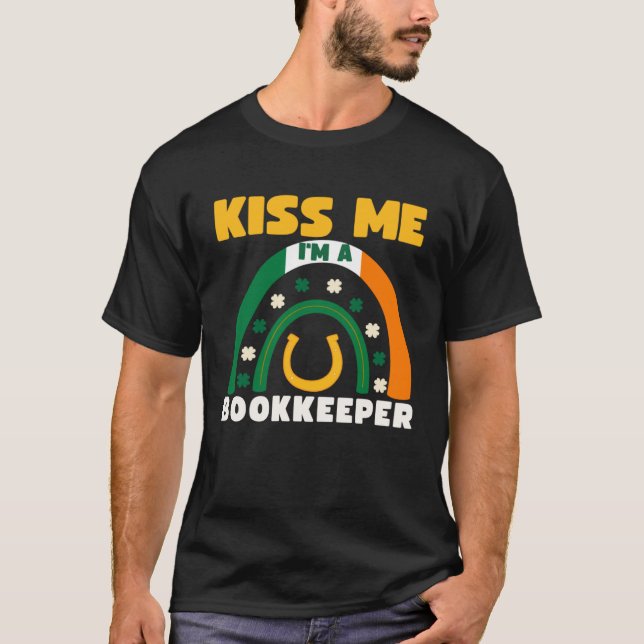 Kiss Me I m A Bookkeeper St Patricks Day Puns Iris T-Shirt (Vorderseite)