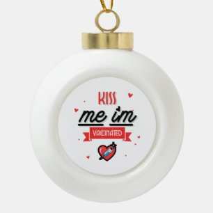 Kiss Me Ich bin geimpft Keramik Kugel-Ornament