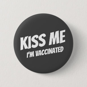Kiss Me Ich bin geimpft Modernes Niedliches Zitat Button