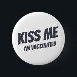 Kiss Me Ich bin geimpft Modernes Niedliches Zitat Button<br><div class="desc">"Kiss Me I bin geimpft" in moderner,  niedlicher und einfacher serifenloser Typografie</div>