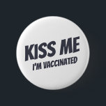 Kiss Me Ich bin geimpft Modernes Niedliches Zitat Button<br><div class="desc">"Kiss Me I bin geimpft" in moderner,  niedlicher und einfacher serifenloser Typografie</div>