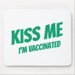 Kiss Me Ich bin geimpft Modernes Niedliches Zitat Mousepad<br><div class="desc">"Kiss Me I bin geimpft" in moderner,  niedlicher und einfacher serifenloser Typografie</div>