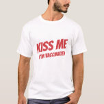 Kiss Me Ich bin geimpft Modernes Niedliches Zitat T-Shirt<br><div class="desc">"Kiss Me I bin geimpft" in moderner,  niedlicher und einfacher serifenloser Typografie</div>